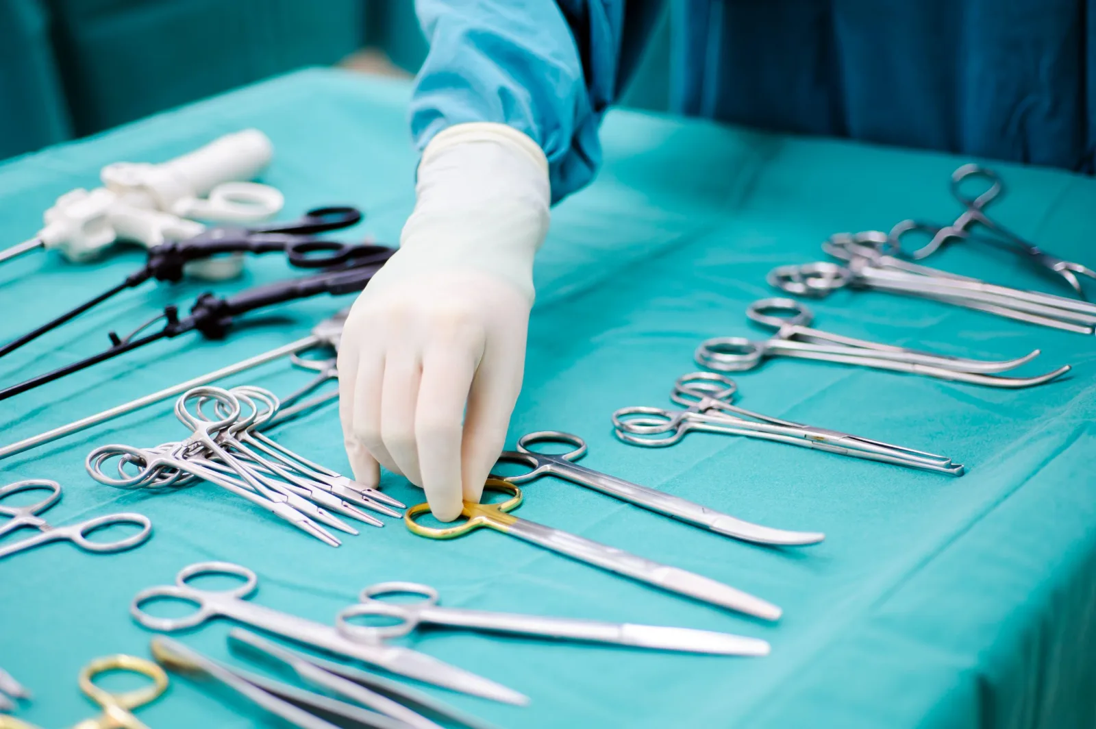 Strumenti chirurgici in acciaio su un telo sterile